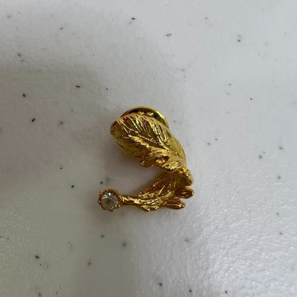 Vintage Gold Tone Pin Curved Feather Leaf Crystal Small Lapel Pin Rhinestone